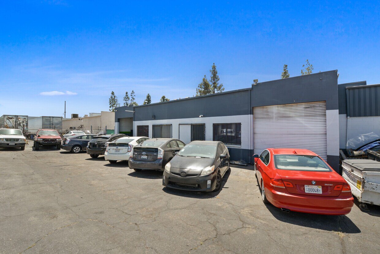 8981-8983 Rose Ave