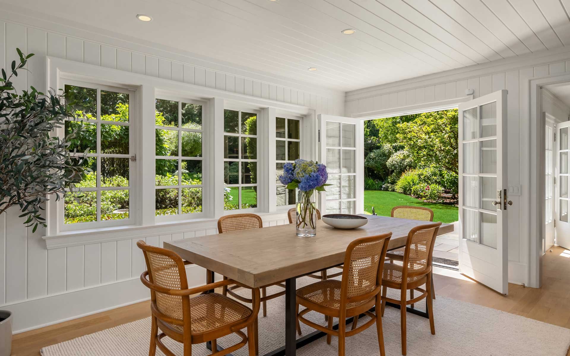 Sunny Hamptons Style in the Heart Of Medina