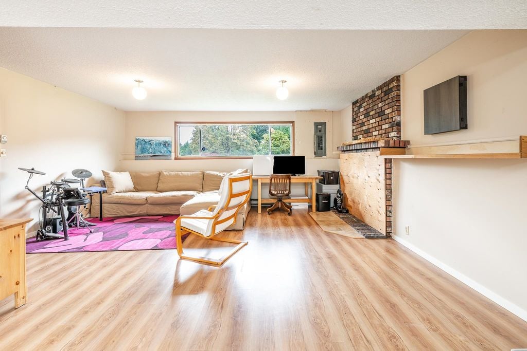 2332 Argyle Cres