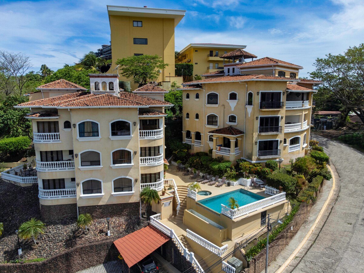Flamingo Marina Real 11 – Move-in Ready Condo Steps from Flamingo Beach   