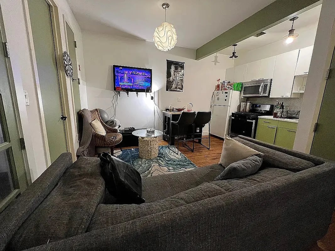 418 Melrose St 3F
