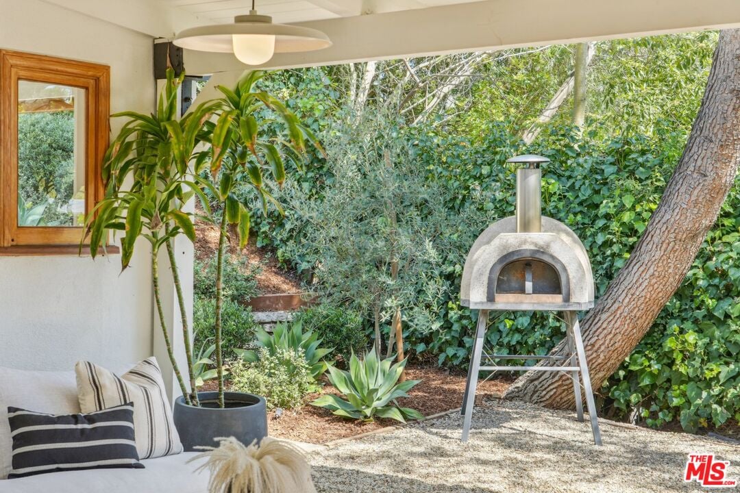 Sunset Crest Dr, 90046