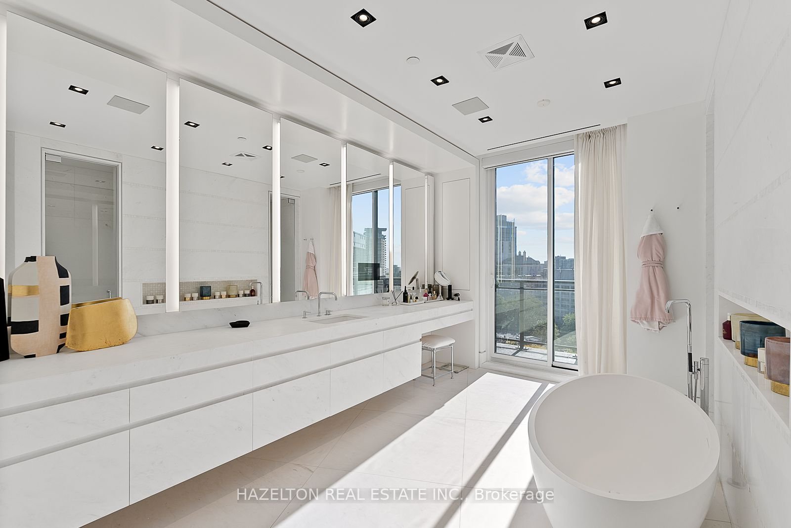 YORKVILLE'S PINACLE OF LUXURY PENTHOUSE