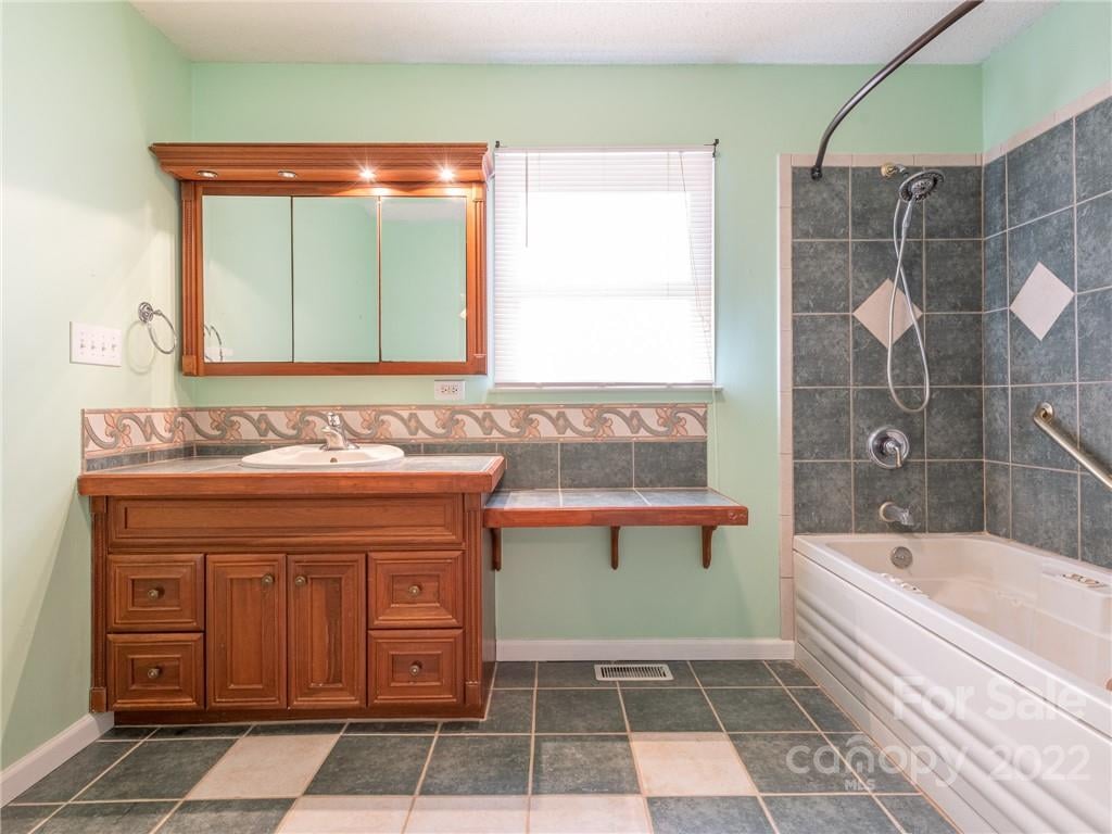 5400 Country Woods Dr