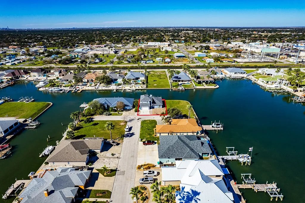 112 Dolphin Ct