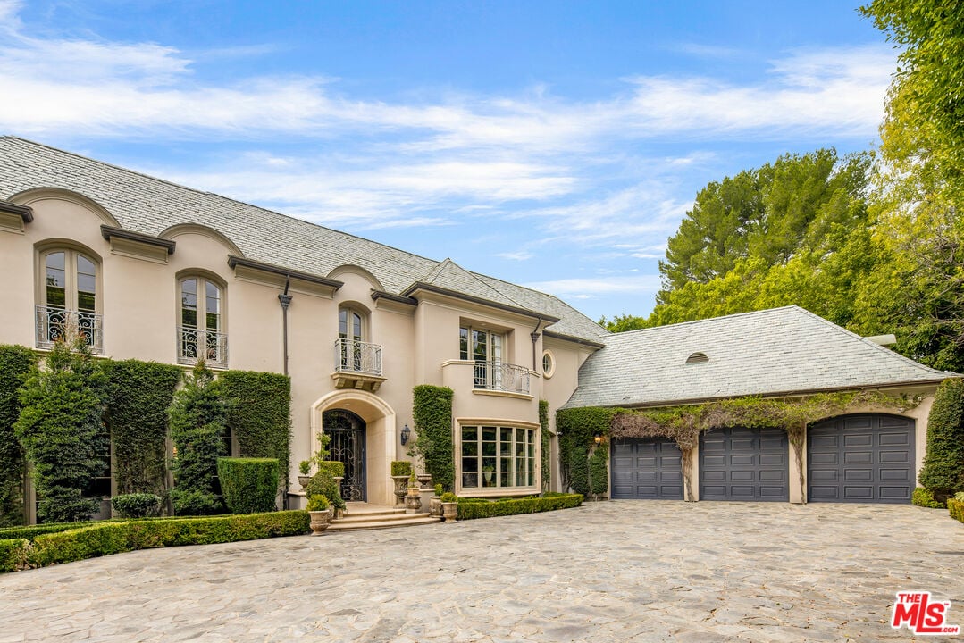 1211 Stradella Rd