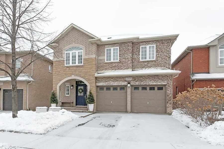 2430 Blue Holly Cres