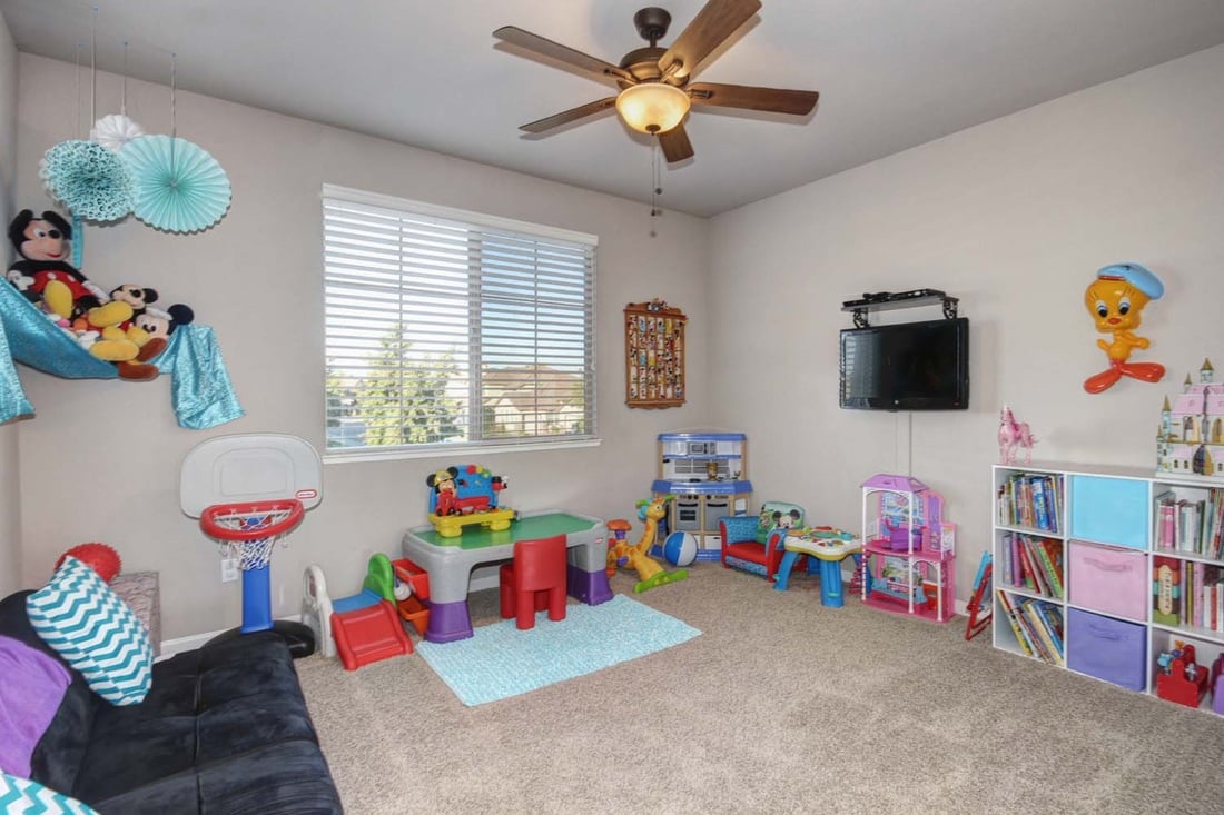 Gorgeous Lincoln 5 Bedroom Home for Sale!