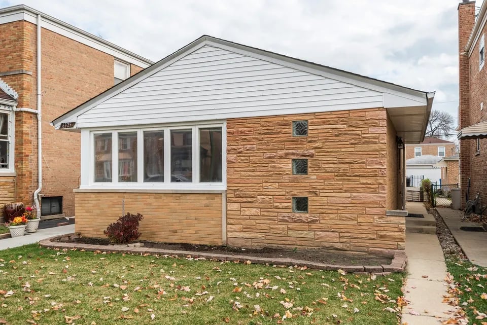 6325 N Hamlin AVE