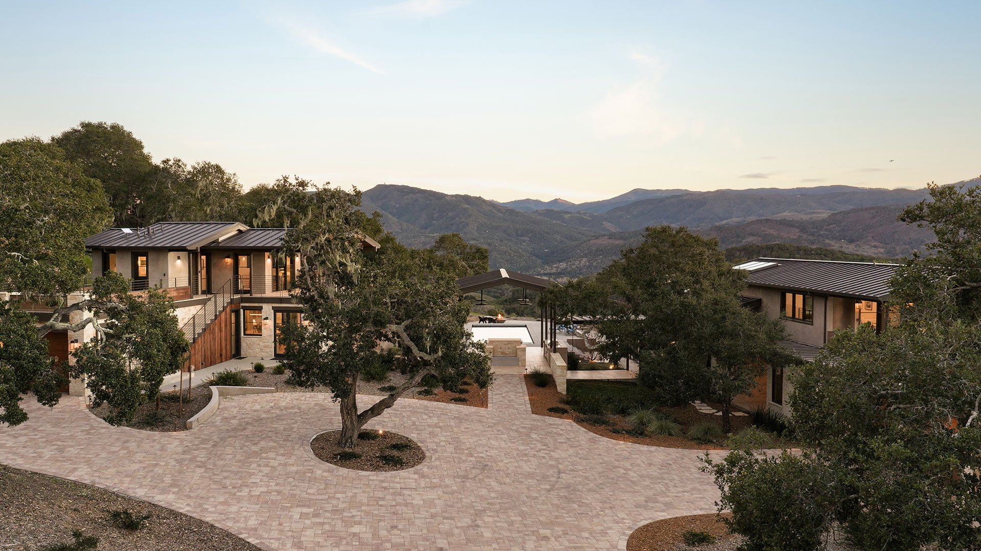 Este Canada | A Tehama Compound