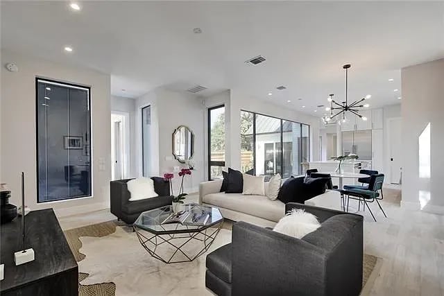 402 W Mary St