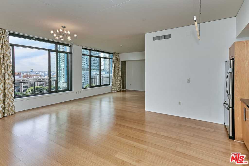 1111 S GRAND Avenue Unit 819