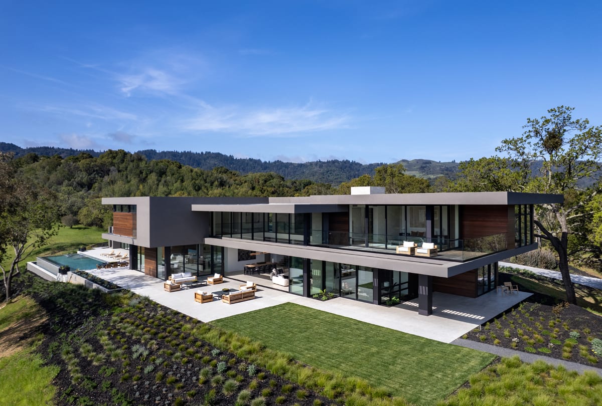 Silicon Valley Contemporary Estate Evokes “On Top of the World” Feeling