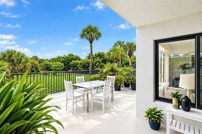 1700 Ocean Dr APT 202V