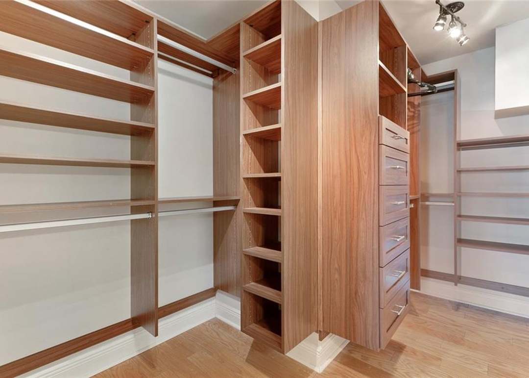 7300 Lakeshore Drive #21
