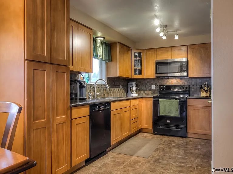 4332 Sylvia Ct SE
