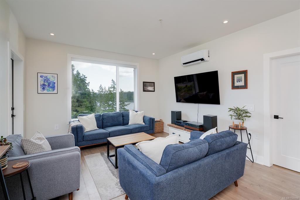 605 - 1361 Goldstream Ave