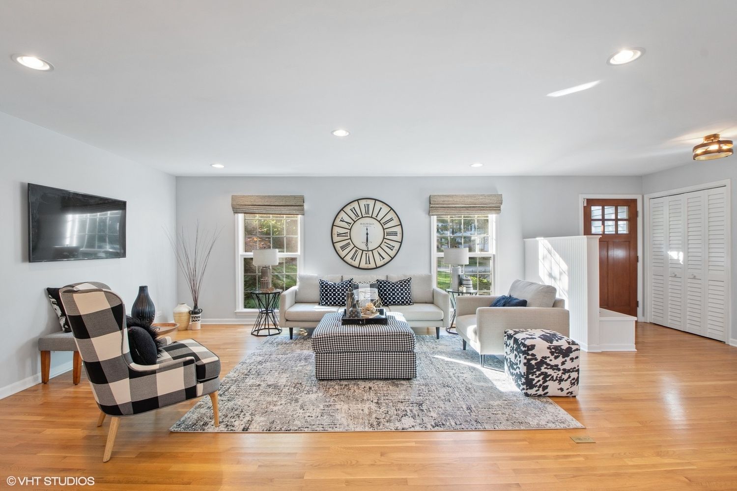 10 E Louis Ave