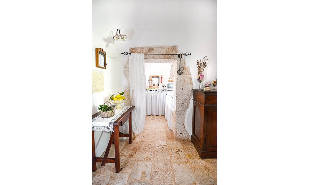 Character Filled Trulli With Pool Near Castellana Grotte