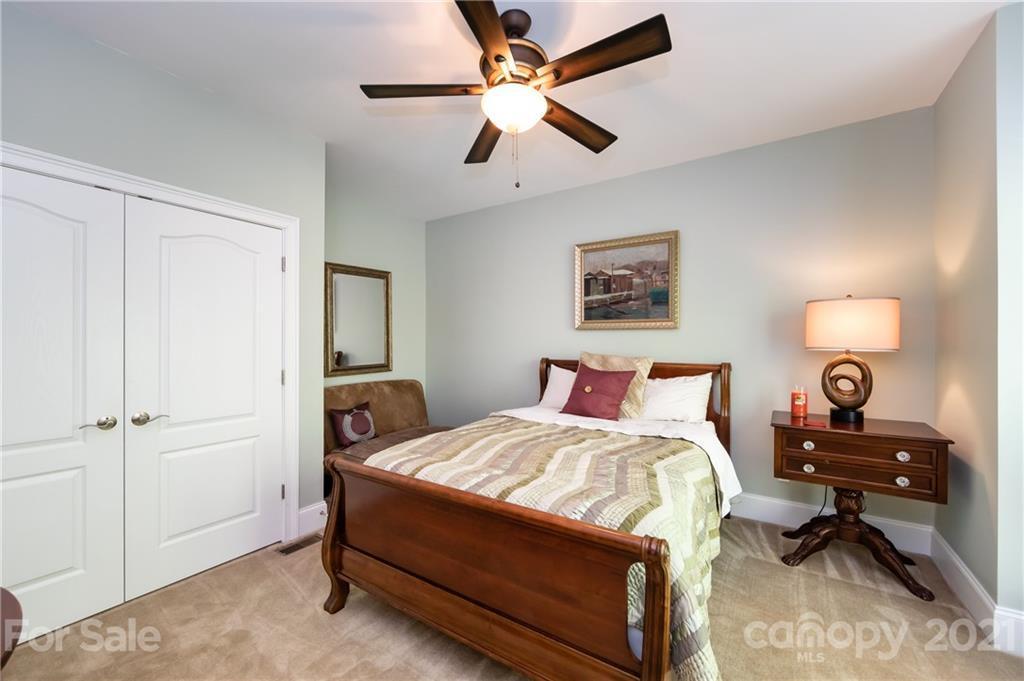 5017 Woodview Ln