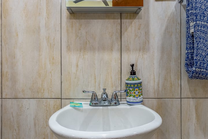 Beach House Apt 3 • Budget 1BR Kitchen • Beachside - Airbnb