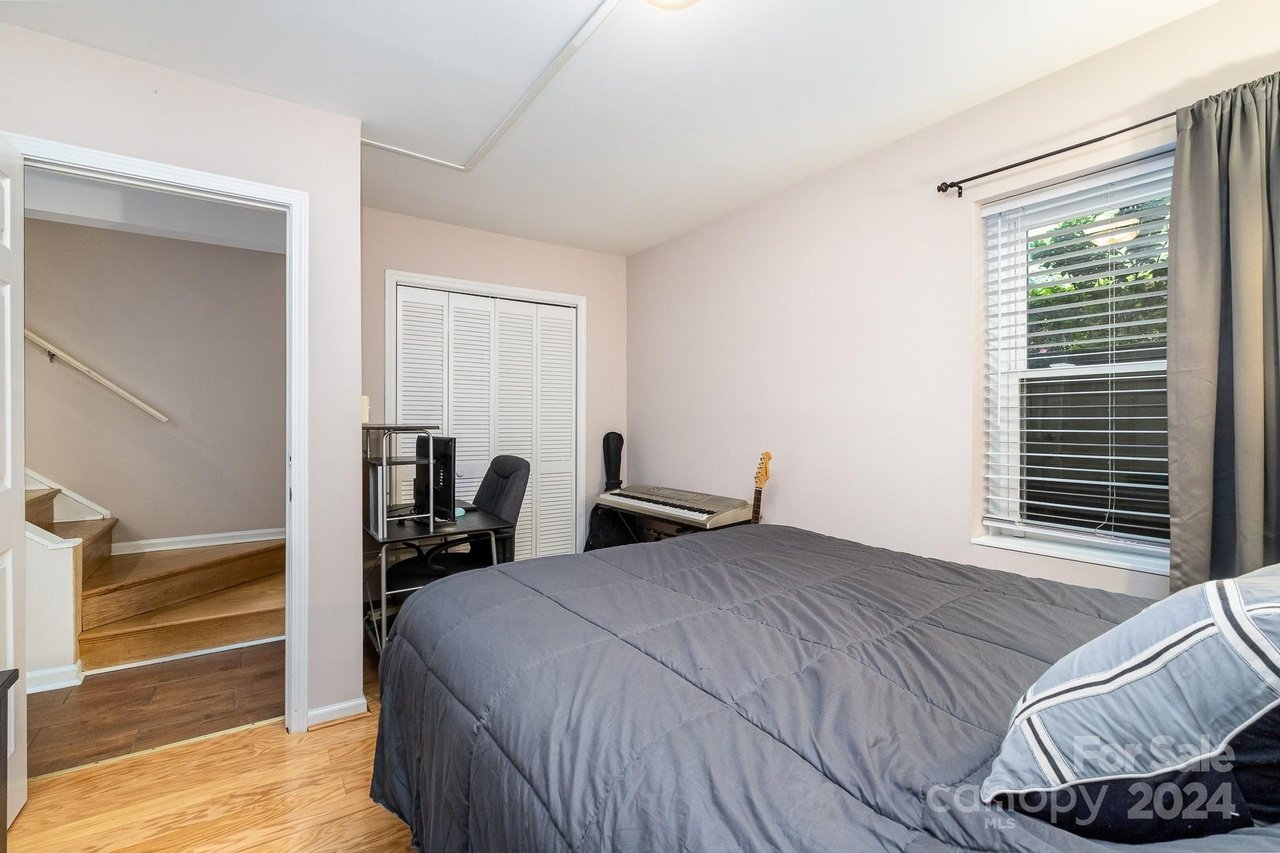 324 W 10th St