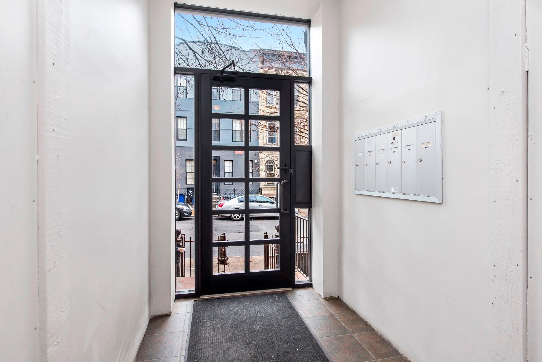 851 Hart St