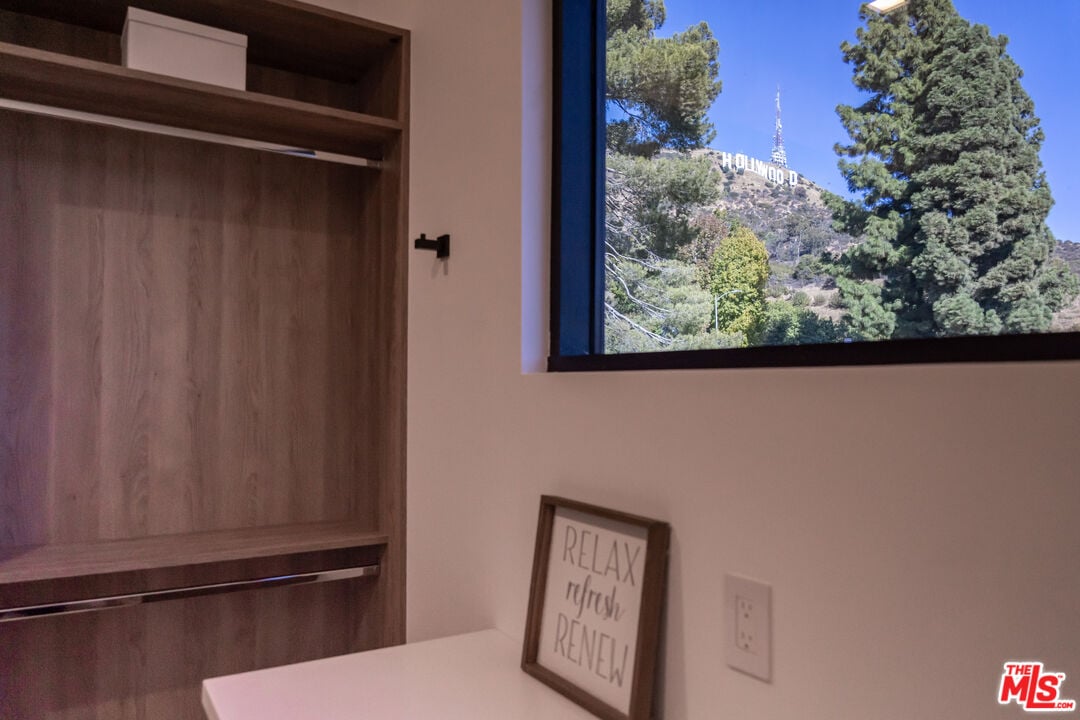 Canyon Lake Dr, 90068