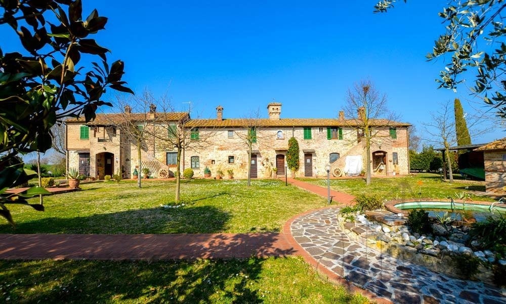 19th Century Farmhouse Near Lake Trasimeno