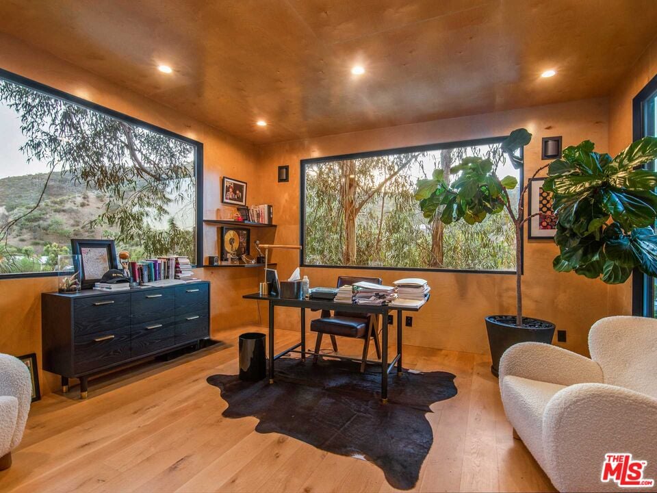 9560 Sherwood Forest Ln