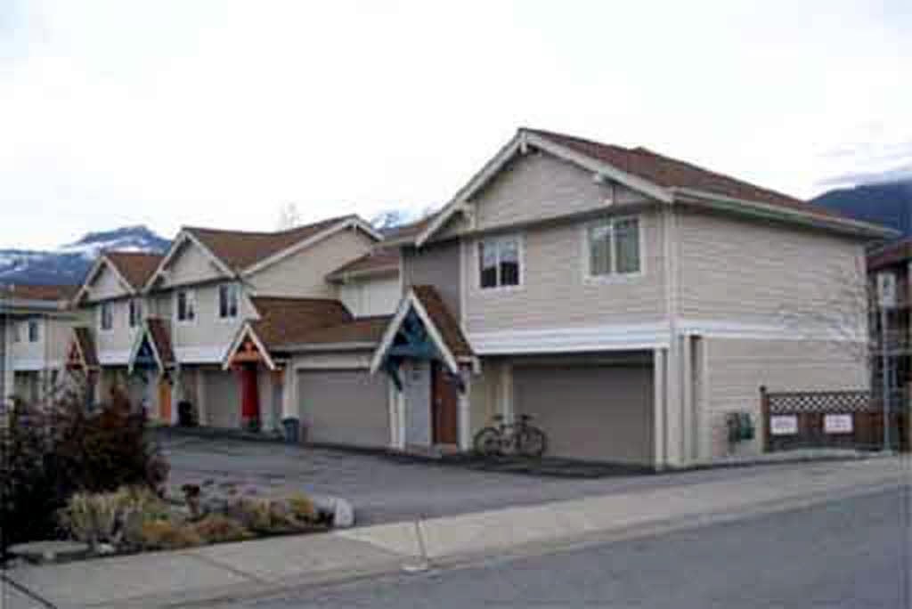 61-1821 Willow Cres