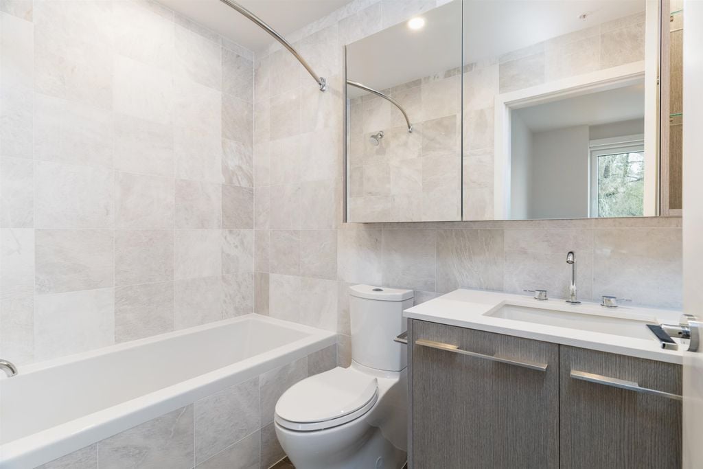 478 W 33rd Ave