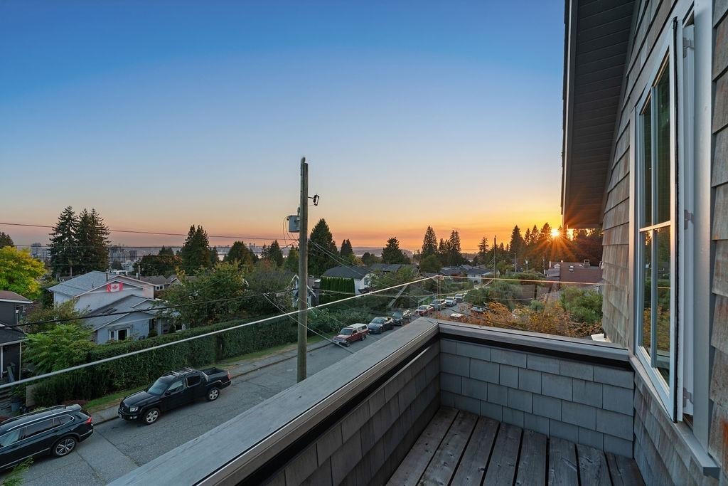 230 E 28 St