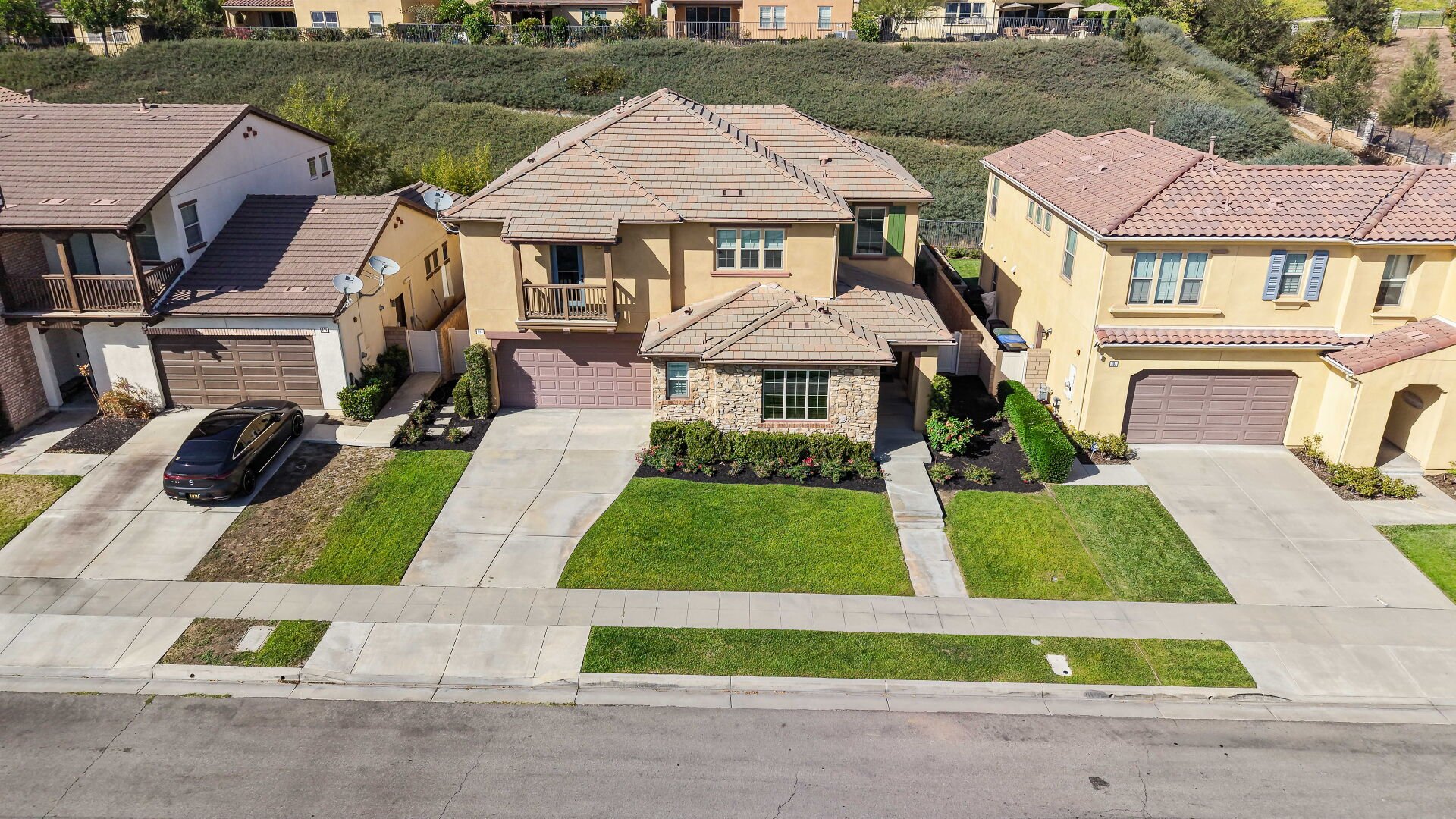 885 E Manresa