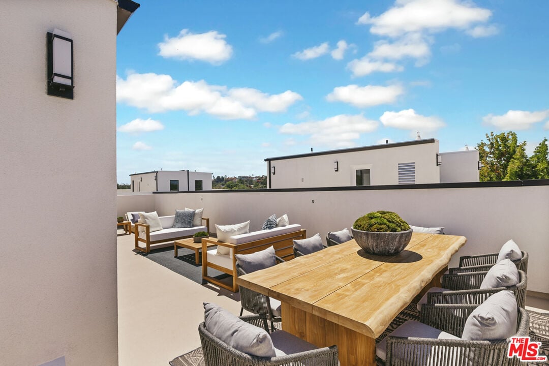 3218 S Barrington Ave