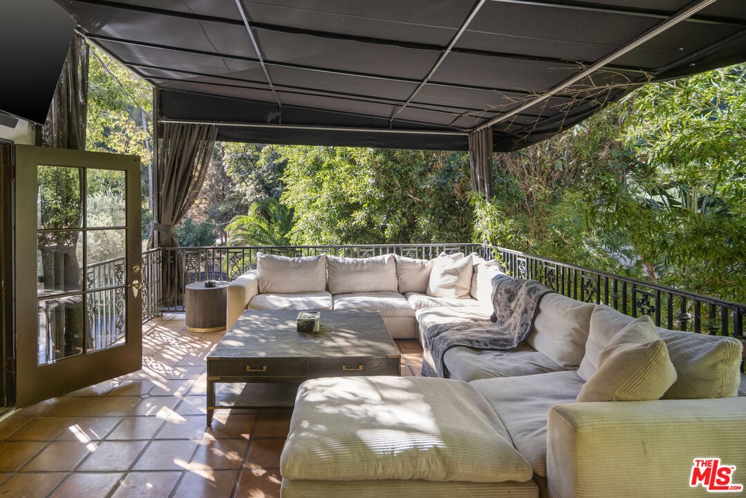 Velaris Estate, Laurel Canyon Blvd, 90046