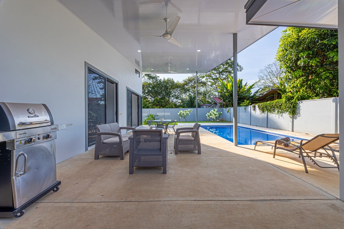 0.12 ACRES – 3 Bedrooms Newly Built Modern Home, With Pool & Privacy, Only 4min to the Beach!!!