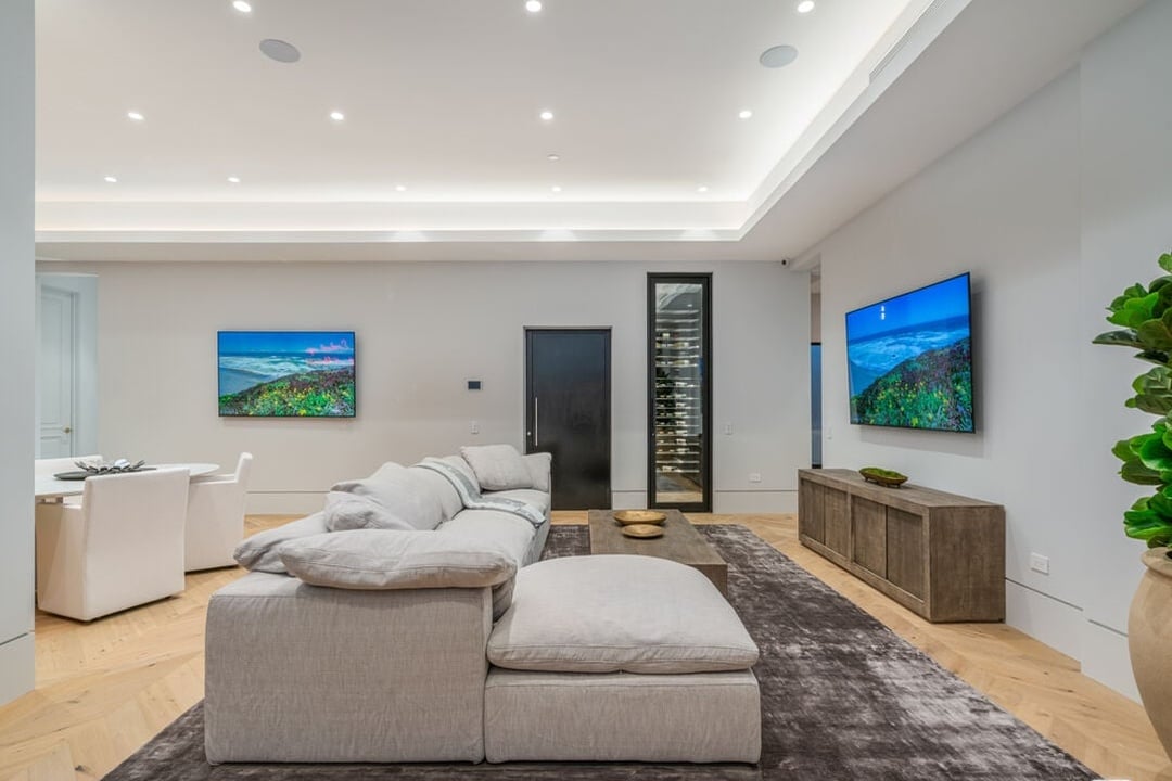 Silverreach Pavilion, N Hillcrest Rd, 90210