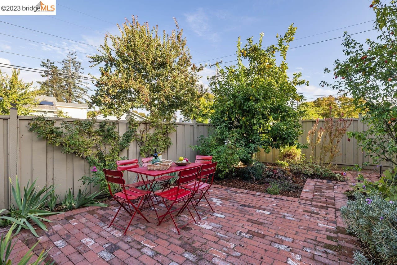 691 Victoria Ct