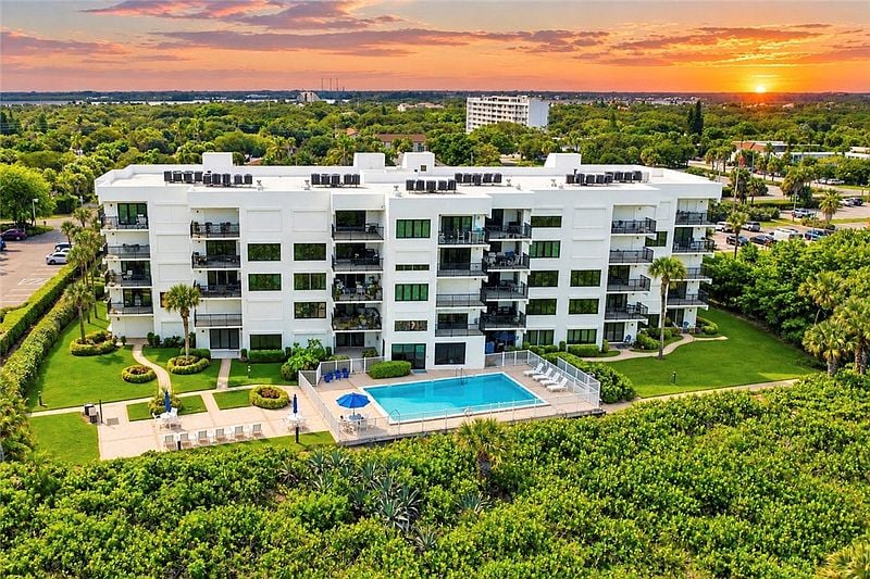 1700 Ocean Dr APT 202V