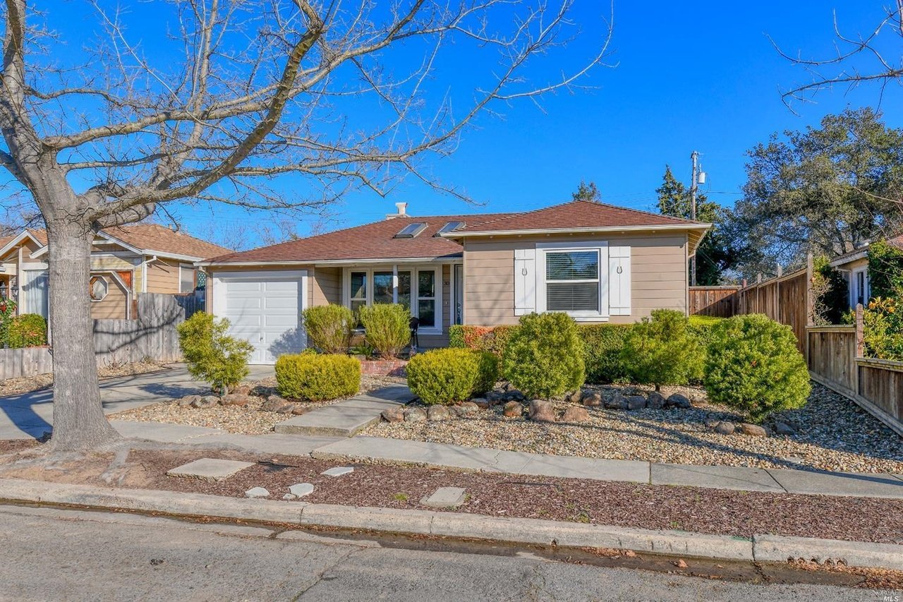 30 Linnell Ave