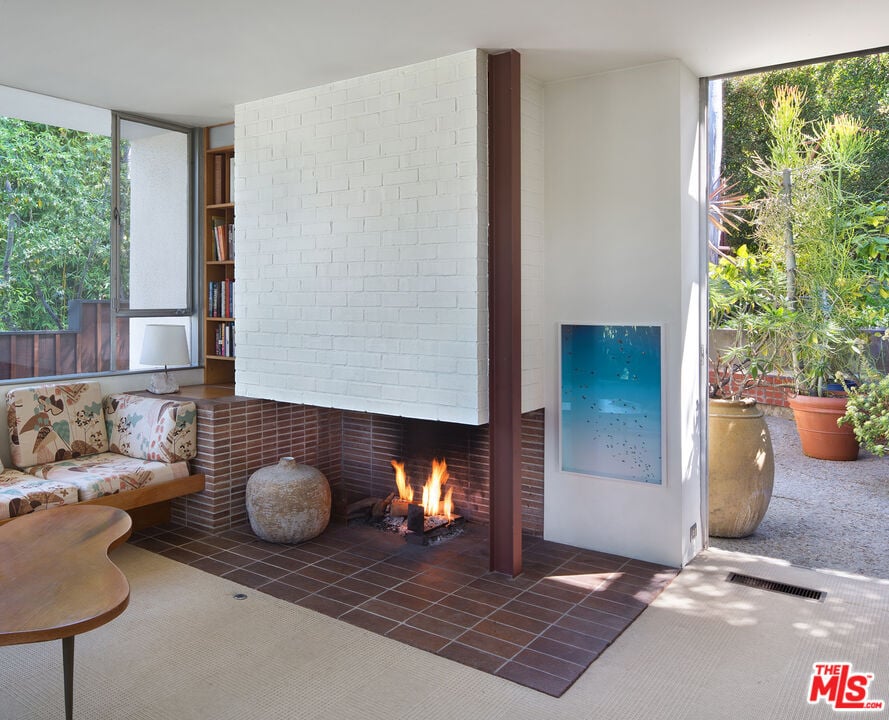 2210 Neutra Pl