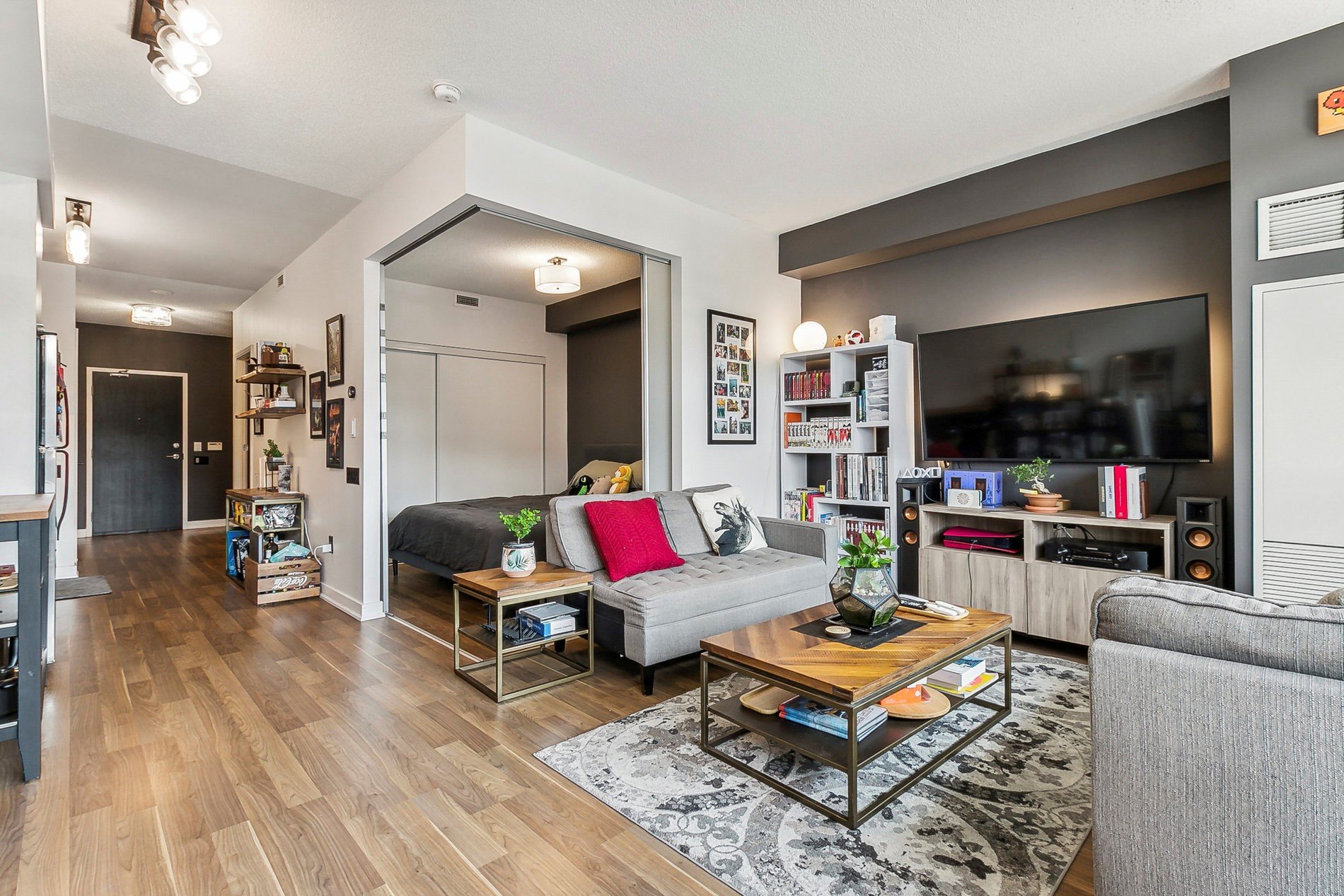 775 King St W Unit: 906