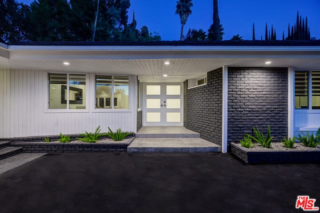 4450 Hayvenhurst Ave