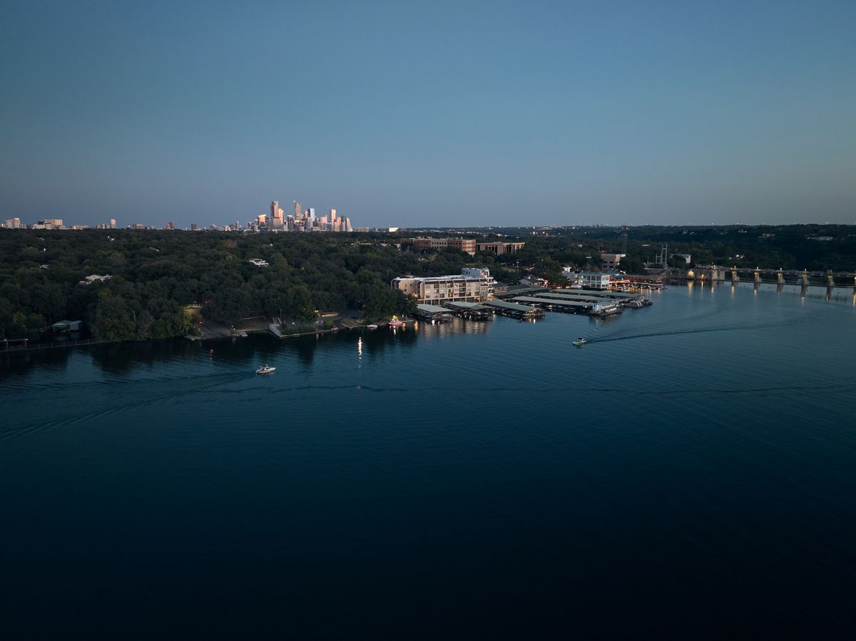 Lakeshore Horizon: Waterfront Villa with Lake & City Views