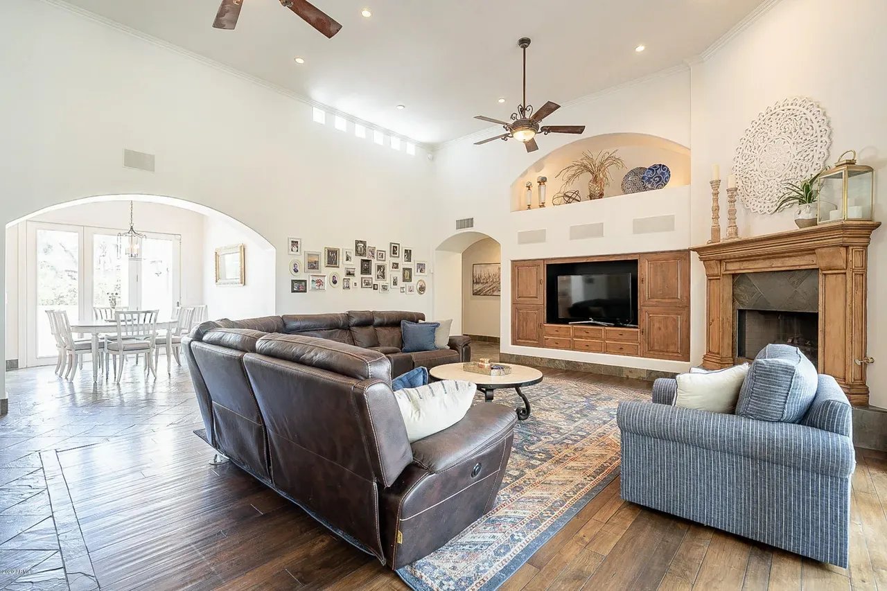 6115 E SHANGRI LA Rd