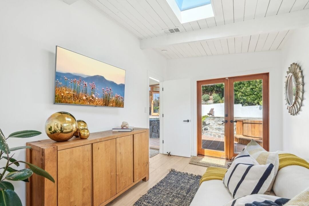 Sunset Crest Dr, 90046