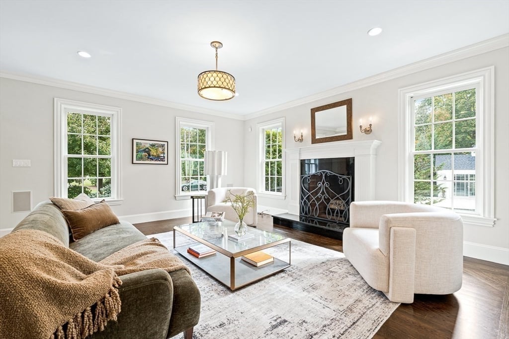 11 Village Ln