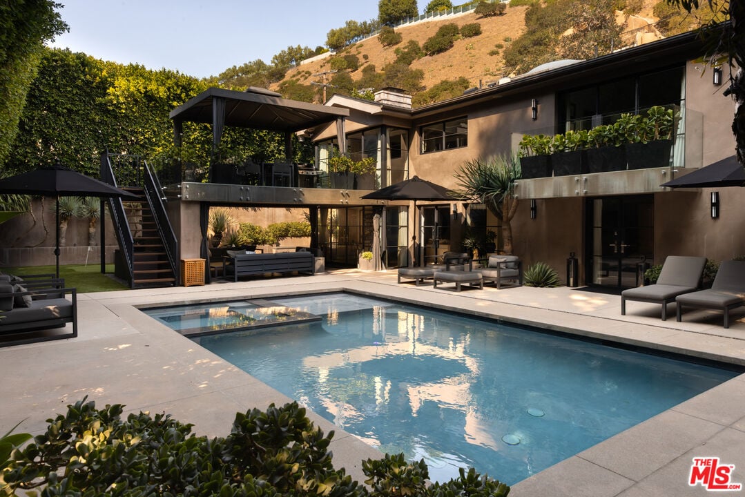 Rob Lowe closes sale of Beverly Hills contemporary for $4M after price cuts