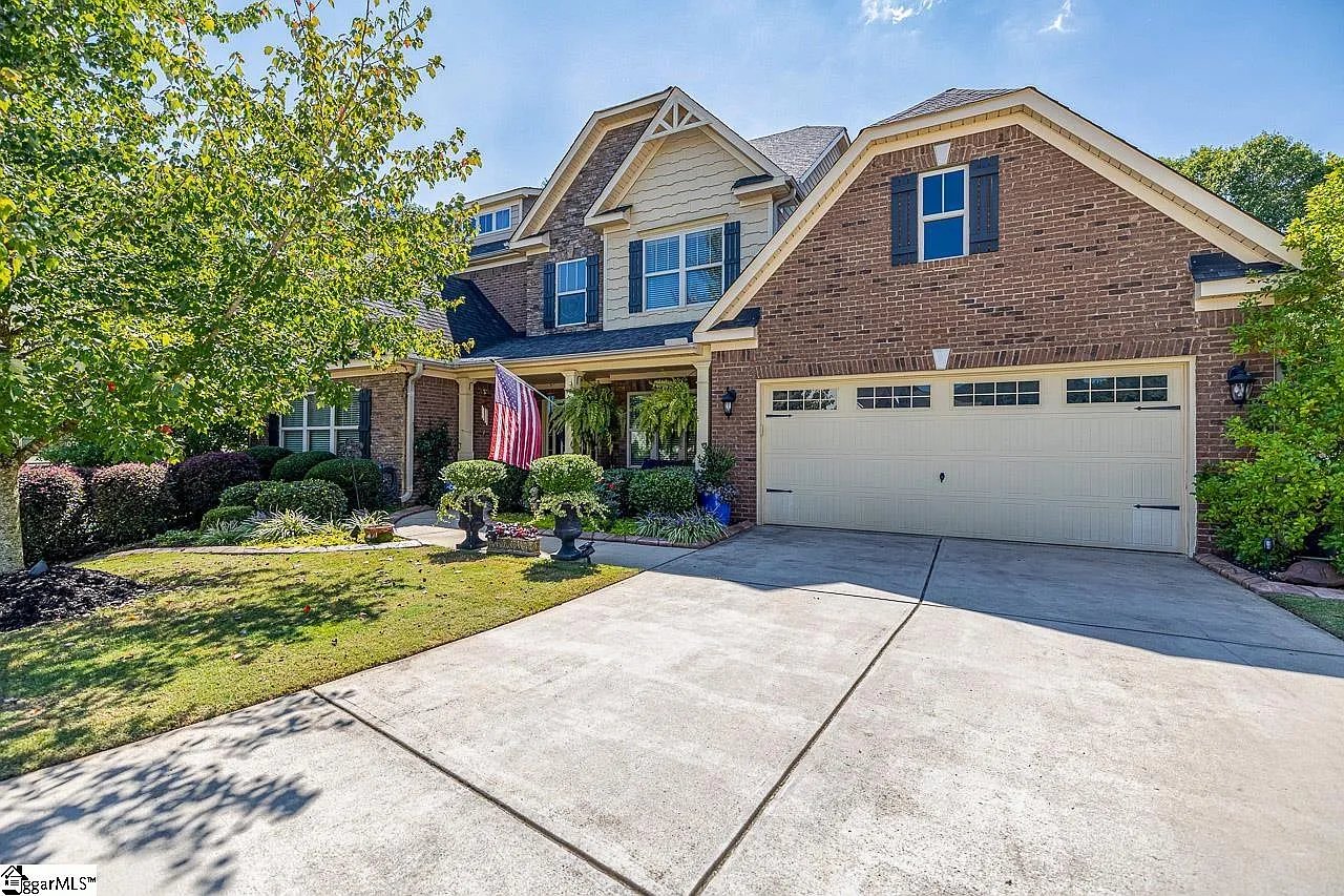 18 Huntingtower Ln